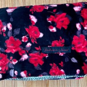 Victoria's Secret NWT Black & Red Plush Sherpa Throw